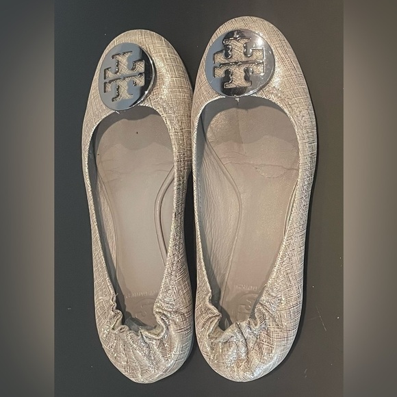 Tory Burch Shoes - Tory Burch Reva Flat Size 8 Silver Pewter Leather Lg Silver Medallion Timeless